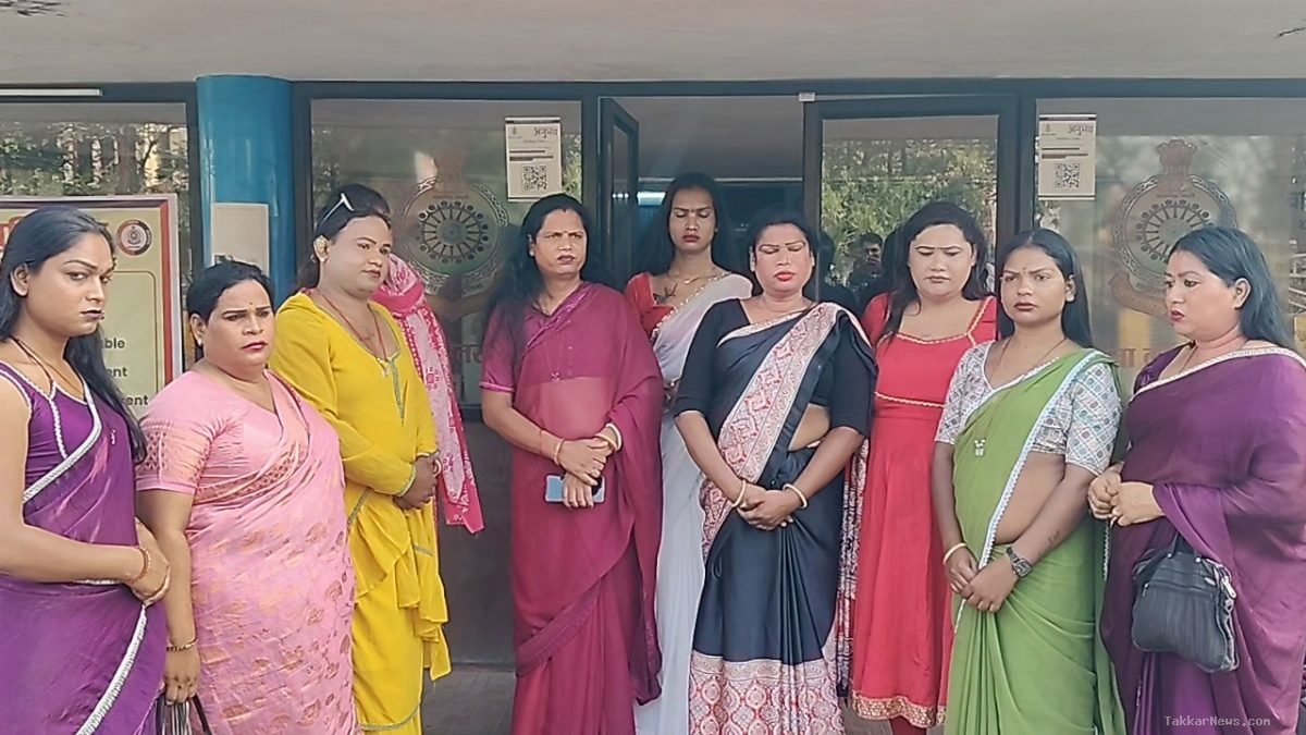 रायगढ़ पुलिस थाने पहुंची किन्नर समाज की सदस्य, दूसरे गुट पर लगाए बदसलूकी और मारपीट के आरोप..