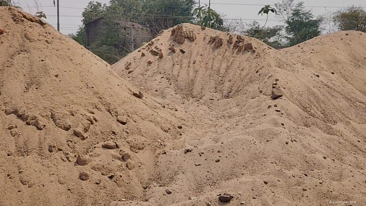 SAND MAFIA FEARLESS IN RAIGARH: दफ्तर की नाक के नीचे अवैध बालू का पहाड़, खनिज विभाग के खोखले दावों की उड़ी धज्जियां..