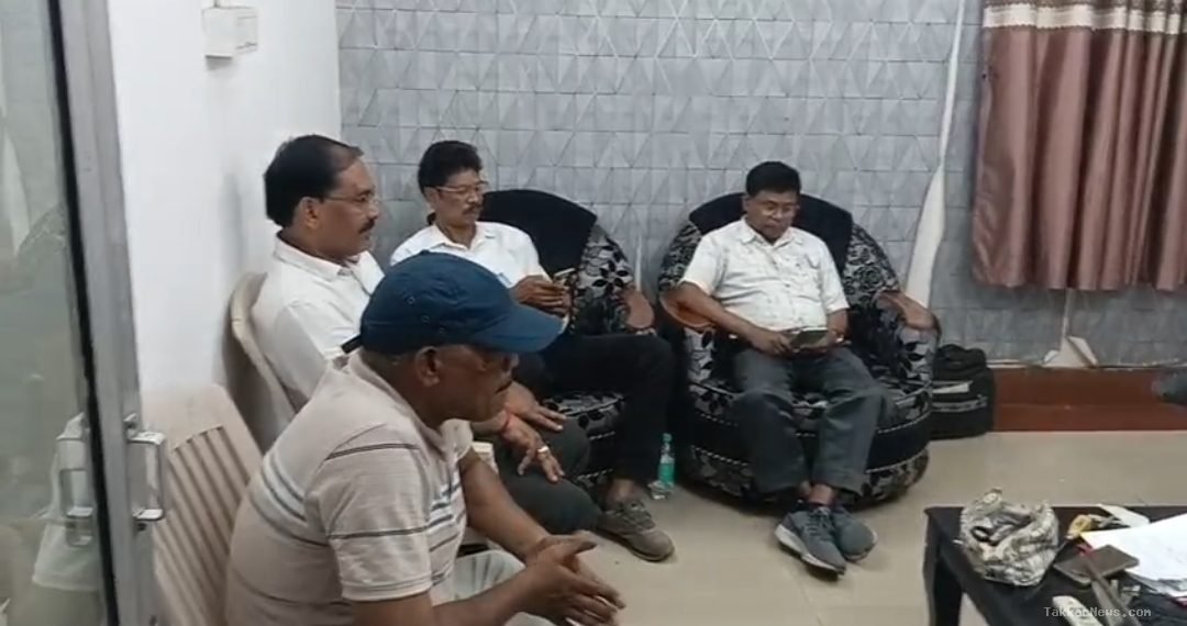 मुआवजे के नाम पर गारंटी वाली घूसखोरी: सर्पदंश से पत्नी खोने वाले व्यक्ति से 50 हजार का चेक लेते कलेक्ट्रेट का बाबू रंगे हाथों गिरफ्तार..