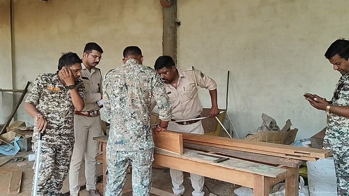 बरलिया के एक मकान में वन विभाग की दबिश: भारी मात्रा में बीजा लकड़ी और कटर मशीन जब्त..